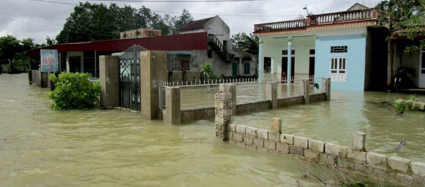 Τουλάχιστον 54 άνθρωποι έχουν χάσει τη ζωή τους από πλημμύρες στο Βιετνάμ (βίντεο)